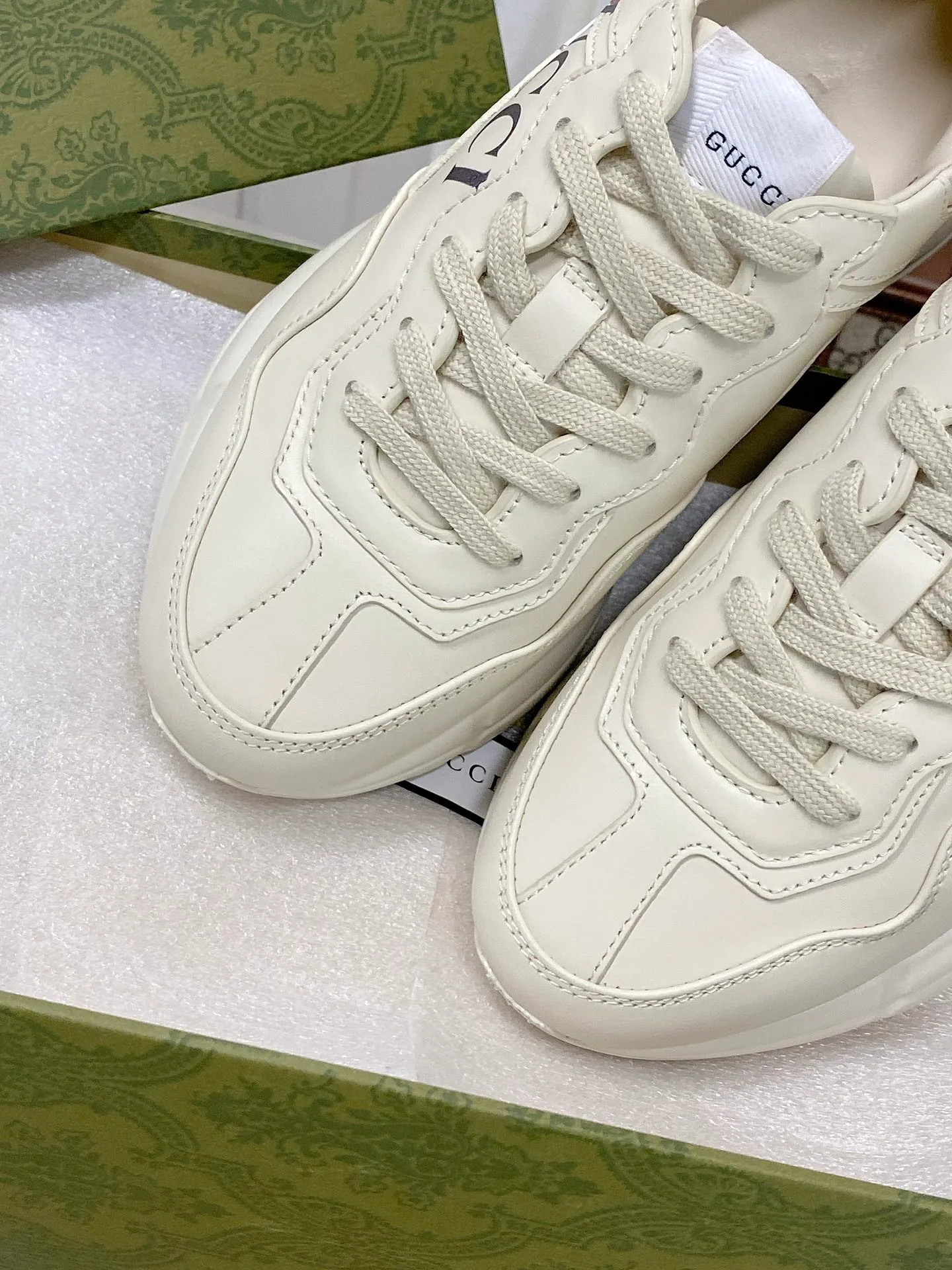 👟👟Ex-factory price 480👟👟 Women's Shoes Factory Upgraded Version 2022 Gucci Gucci top version couple's dad shoes series is new! 🖤 ⚠GG couple’s dad shoes have been popular in recent years; new colors are updated constantly; Gucci has updated new colors in 2022, and our home and counters have new ones at the same time. This classic dad shoe has celebrities and Internet celebrities Anchors and others are sure to plant grass and call ❤ Classic fashion style, distressed leather surface, 5D drawing printing; mixed surface splicing colors, etc... Original customization (off-white eco-friendly cowhide, first layer of cowhide inside), original outsole... Shiny colorful drawings embellish the sides of the shoe body, old color rubbing, package production technology, 1:1 creation / only to make the best shoes. Size: Women’s 35-45